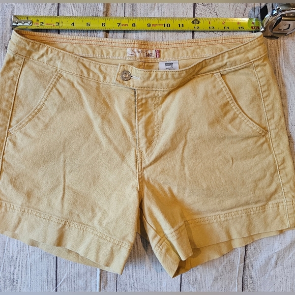 Levi's 545 Shorts Women’s Size 10 Butter Yellow Flap Pockets Denim Jean 5 Inch - Picture 10 of 10